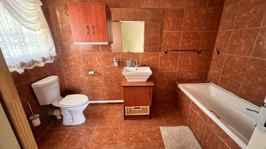 4 Bedroom Property for Sale in Langenhovenpark Free State